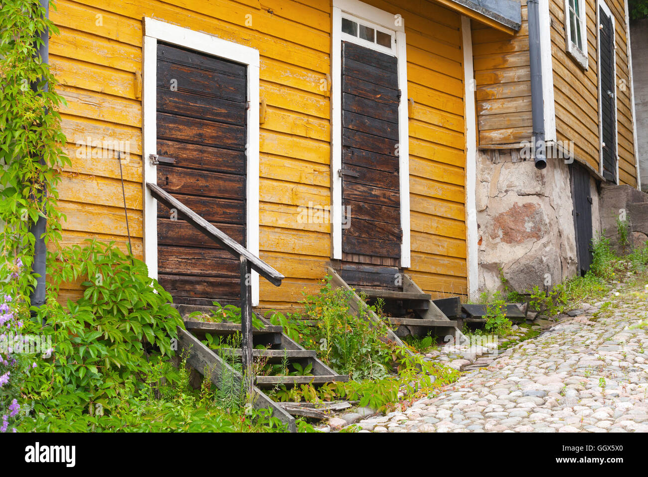 Porvoo, Finlande. Vieille ville finlandaise sur la rue. Maisons en bois jaune avec portes fermées brown Banque D'Images
