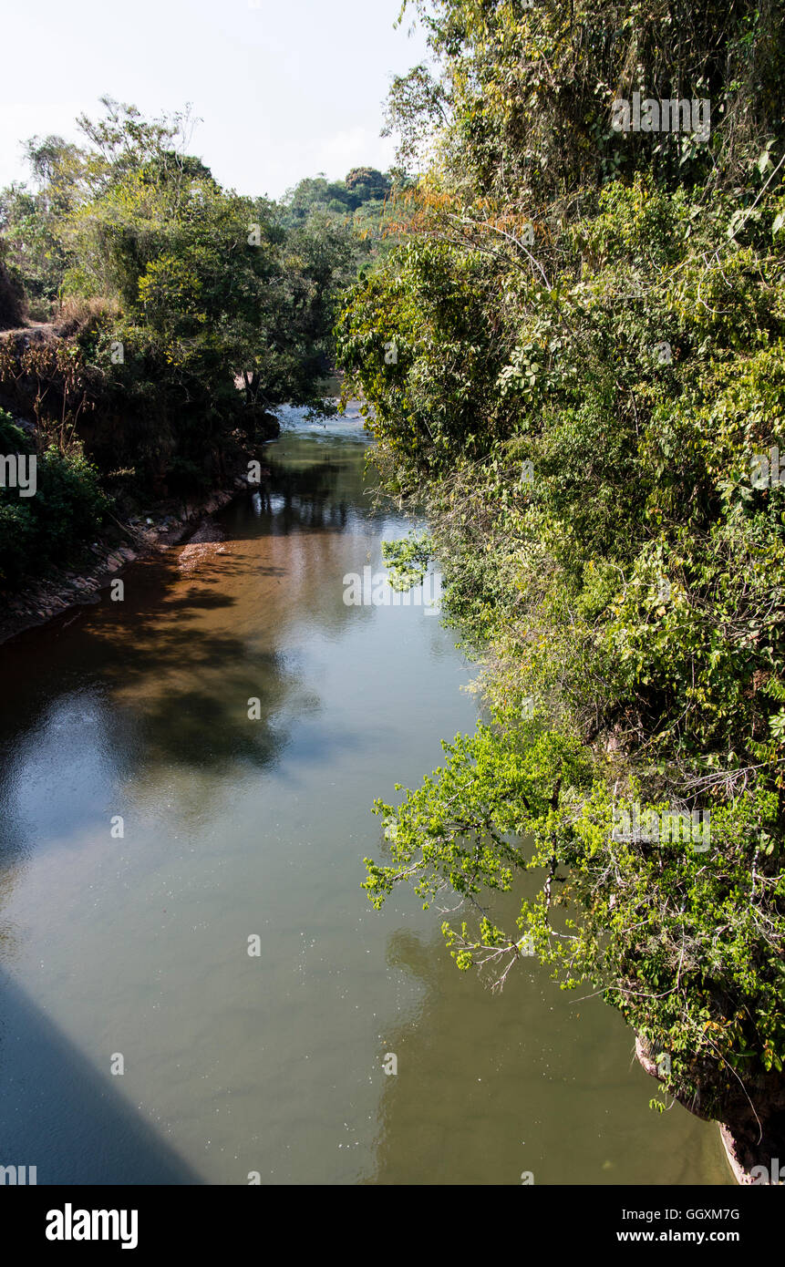 Dans la rivière tulumayo huanuco ministère,bassin de l'amazone, au Pérou. Banque D'Images