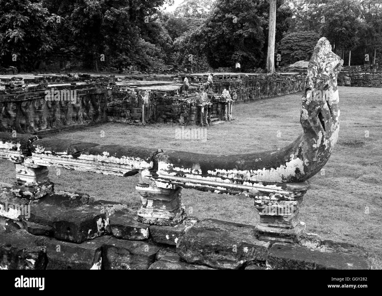 Garde-corps de serpent sur la chaussée à la terrasse du Roi Lépreux. Angkor Wat. Siem Reap, Cambodge. Banque D'Images