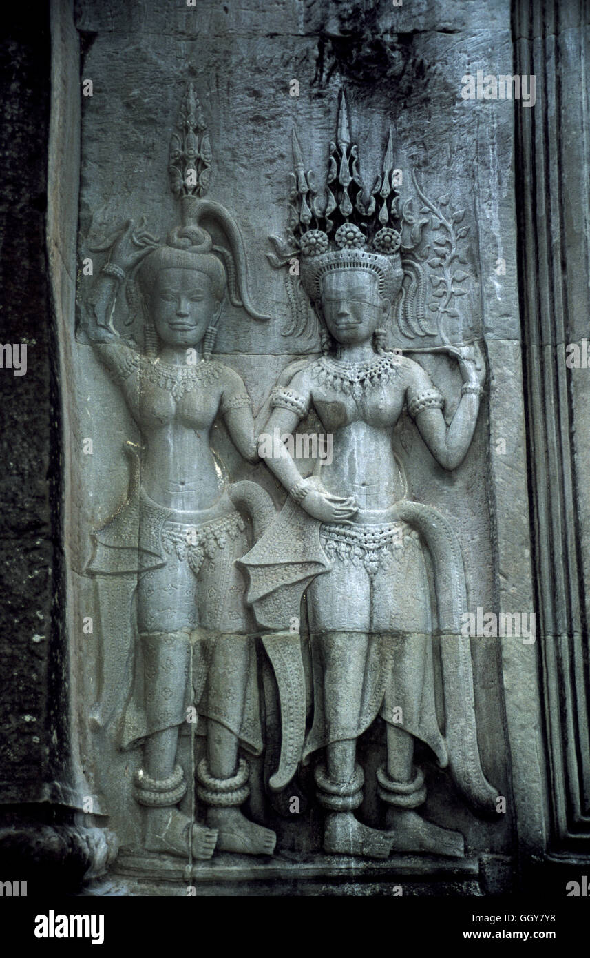 L'Apsara - divinité féminine figure à l'intérieur des reliefs muraux le temple principal d'Angkor à Siem Reap, Cambodge. Banque D'Images