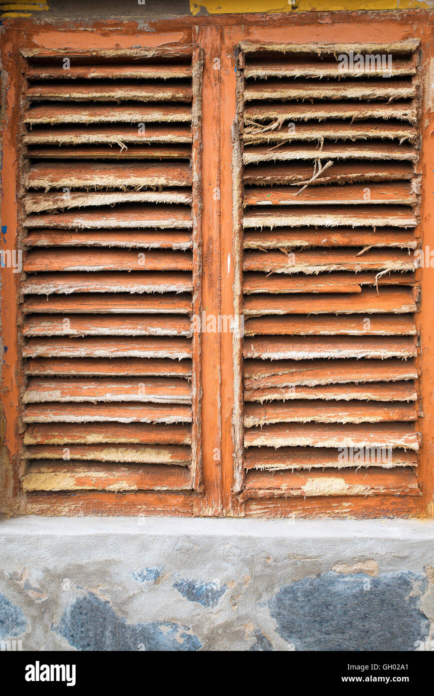Fenêtre à volets en bois dans le mur extérieur d'une maison traditionnelle typique des Canaries Banque D'Images