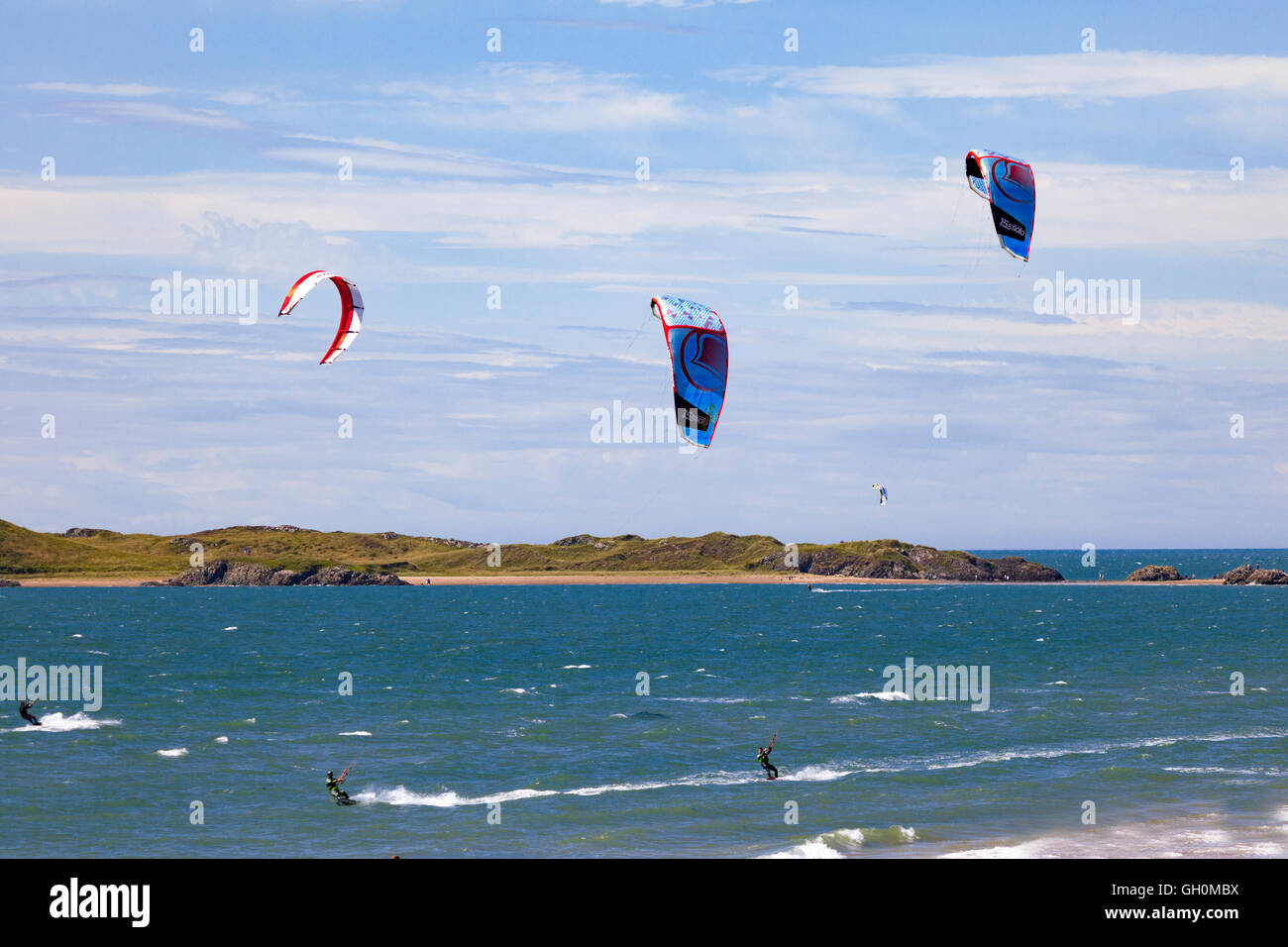Kite boarders profiter de la météo et du vent sur la plage de Newborough, Anglesey, Pays de Galles, Royaume-Uni Banque D'Images