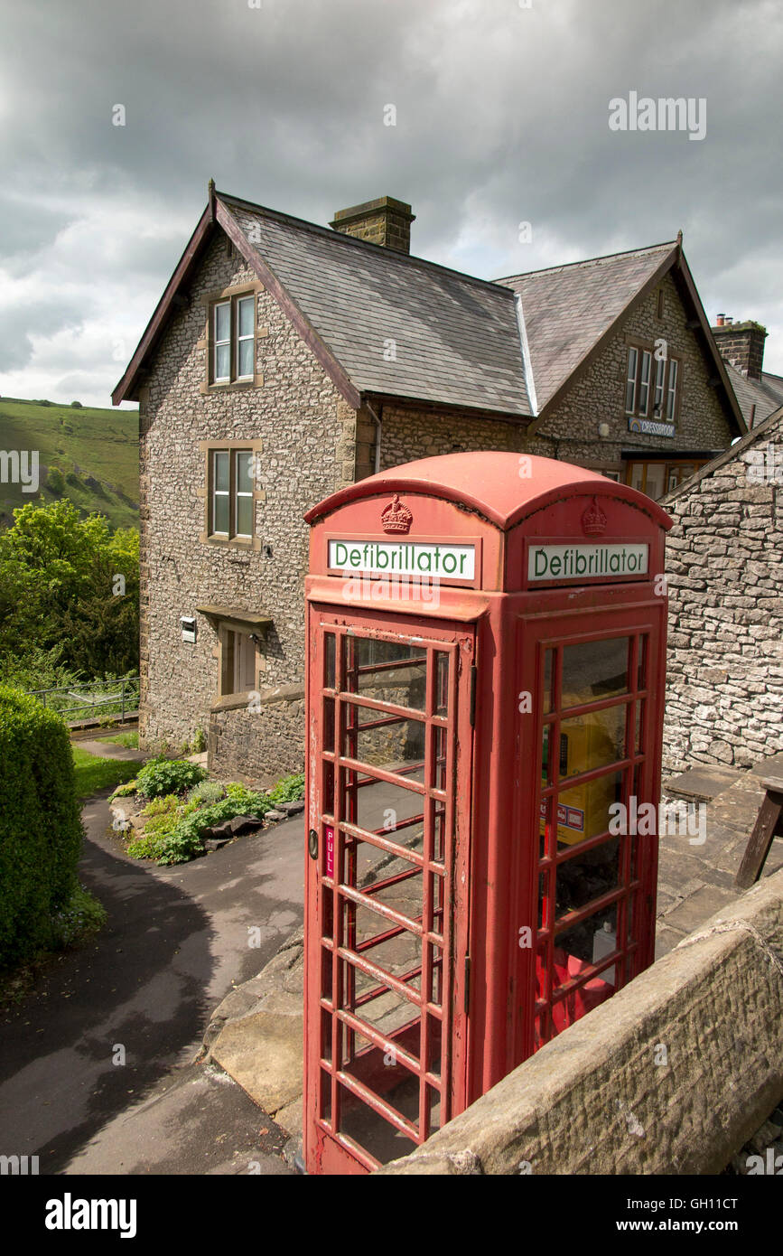 Royaume-uni, Angleterre, Derbyshire, Litton, Stoney Middleton and Chatsworth, Bottomhill Road, village phone box converti en station de défibrillateur Banque D'Images