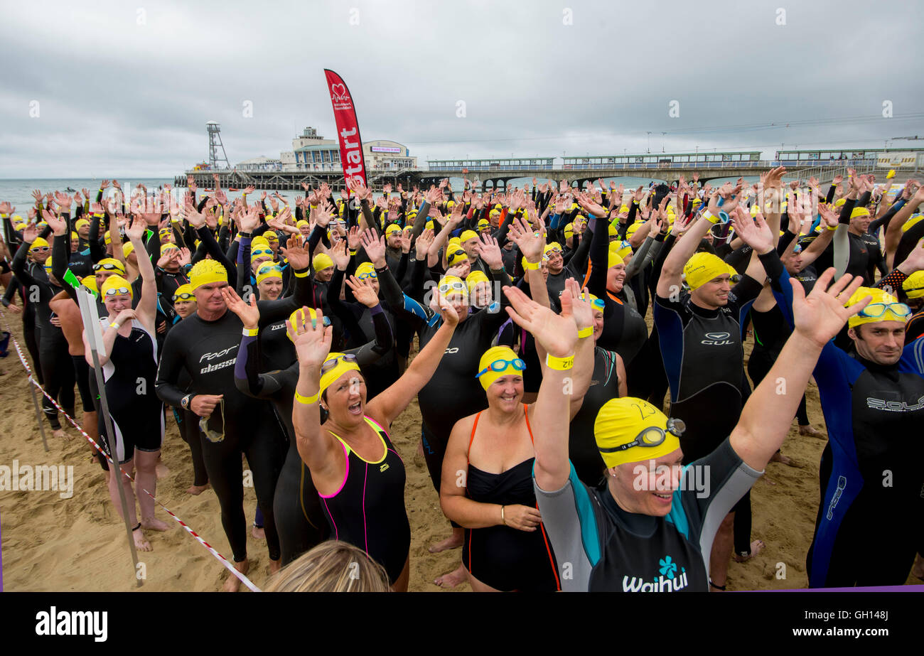 Bournemouth UK 7 août 2016. Les nageurs prennent part à l'assemblée annuelle de la jetée pier nager entre Bournemouth et Boscombe piers organisé par la British Heart Foundation Charity. Crédit : John Beasley/Alamy Live News Banque D'Images