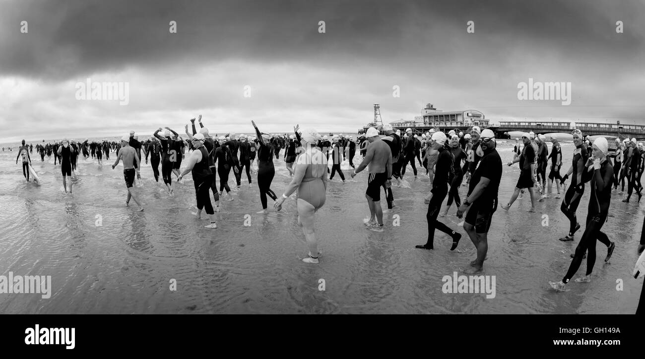 Bournemouth UK 7 août 2016. Les nageurs prennent part à l'assemblée annuelle de la jetée pier nager entre Bournemouth et Boscombe piers organisé par la British Heart Foundation Charity. ©John Beasley/Alamy Live News Banque D'Images