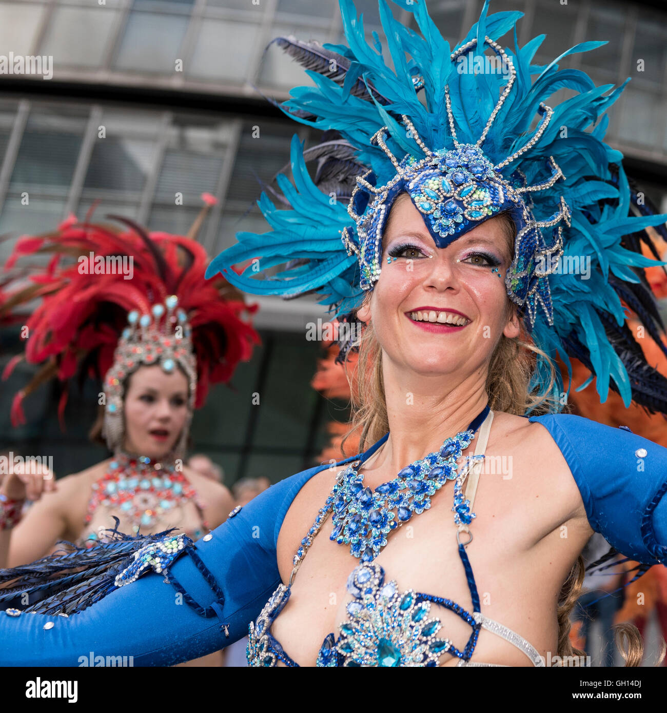 Londres, Royaume-Uni. 7 août 2016. Pour marquer l'ouverture des Jeux Olympiques de Rio de Janeiro, les membres de l'école de samba Paraiso prendre part à un festival avec un thème brésilien près de l'Hôtel de ville de la capitale. Crédit : Stephen Chung / Alamy Live News Banque D'Images