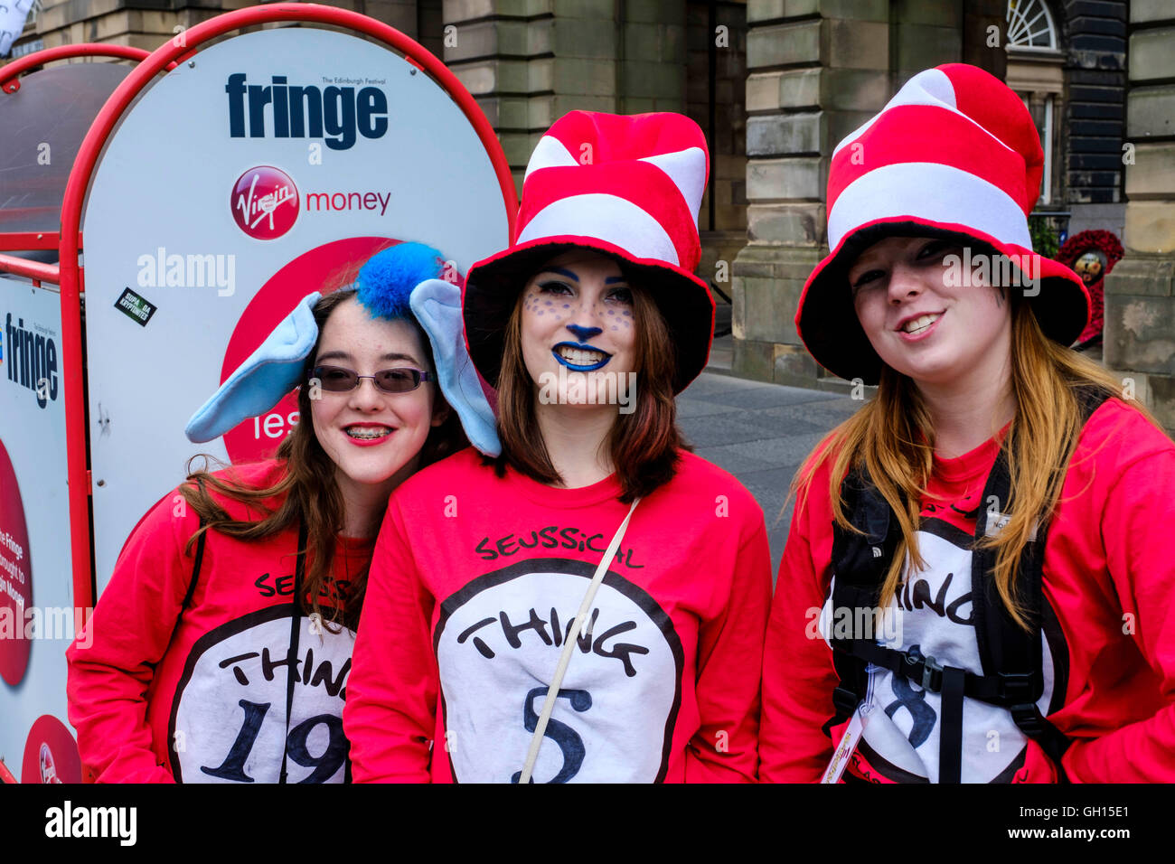 Edinburgh, Ecosse, Royaume-Uni. 7 Août, 2016. Artistes de spectacles du Fringe recevoir dans la rue principale de faire la promotion de leurs spectacles. Sur la photo : trois artistes de Sir Pathétik Crédit : Andrew Wilson/Alamy Live News Banque D'Images
