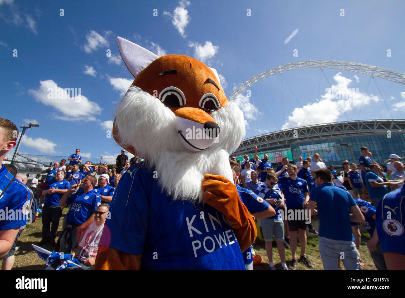 Wembley London, UK. 7 août 2016. Leicester City fox mascot comme fans arrivent pour soutenir leur équipe en tant que champions nouvellement couronné d'Angleterre pour la protection communautaire trophy contre Manchester United. La Football Association Community Shield est contestée par année entre les champions de la précédente saison en Premier League et les détenteurs de la Coupe de France au stade de Wembley Crédit : amer ghazzal/Alamy Live News Banque D'Images