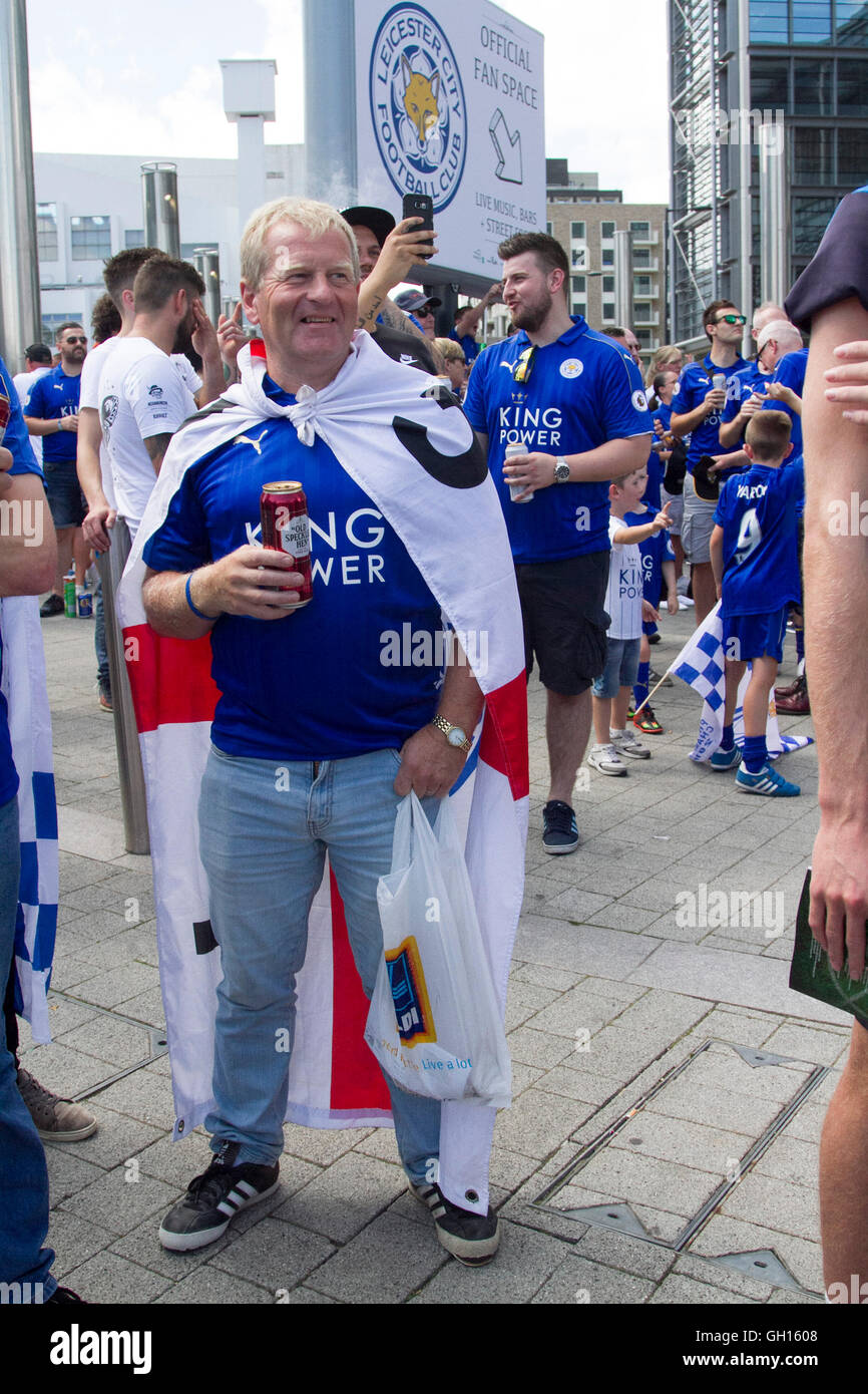 Wembley London, UK. 7 août 2016. Fan de boire une bière dans la fanzone pour soutenir leur équipe en tant que champions nouvellement couronné d'Angleterre pour la protection communautaire trophy contre Manchester United. La Football Association Community Shield est contestée par année entre les champions de la précédente saison en Premier League et les détenteurs de la Coupe de France au stade de Wembley Crédit : amer ghazzal/Alamy Live News Banque D'Images