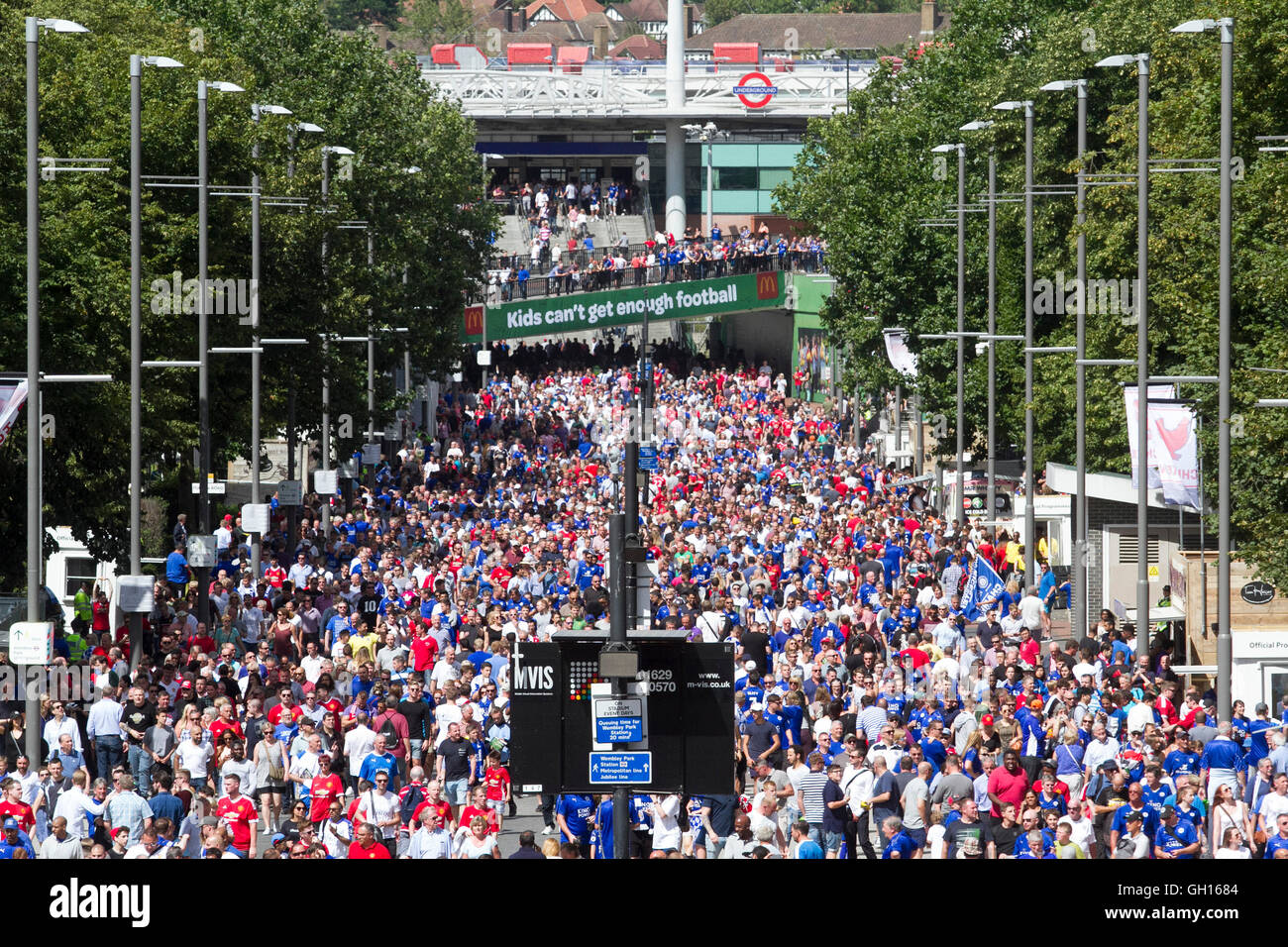 Wembley London, UK. 7 août 2016. Soccer Fans arrivent à Wembley pour la protection communautaire entre Trophée Ville Leicster et Manchester United. La Football Association Community Shield est contestée par année entre les champions de la précédente saison en Premier League et les détenteurs de la Coupe de France au stade de Wembley Crédit : amer ghazzal/Alamy Live News Banque D'Images