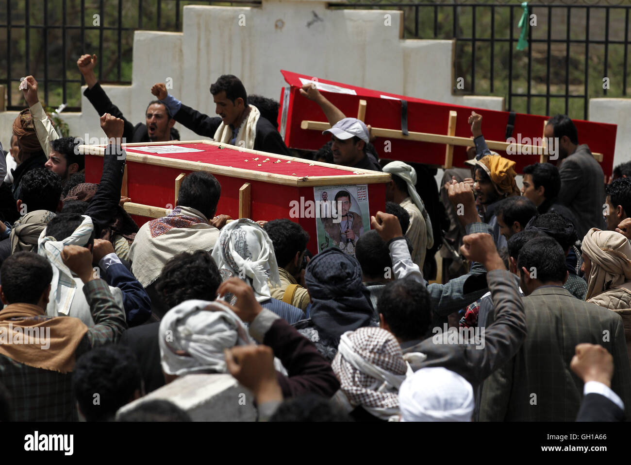 Sanaa, Yémen. 7e août 2016. Les gens portent des cercueils de combattants Houthi tués au cours des dernières attaques aériennes par la coalition menée par l'Arabie saoudite à la frontière entre le Yémen et l'Arabie saoudite, lors de funérailles à Sanaa, capitale du Yémen, le 7 août 2016. Credit : Hani Ali/Xinhua/Alamy Live News Banque D'Images