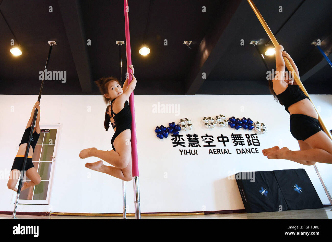 La Chine Handan, Province de Hebei. 7e août 2016. Les étudiants de l'exercice dans un pole dancing studio à Urumqi, Chine du Nord, Province de Hebei, 7 août 2016. Pole Dancing est gagne en popularité parmi les adolescents de la Chine comme une nouvelle forme d'exercice. Credit : Hao Qunying/Xinhua/Alamy Live News Banque D'Images