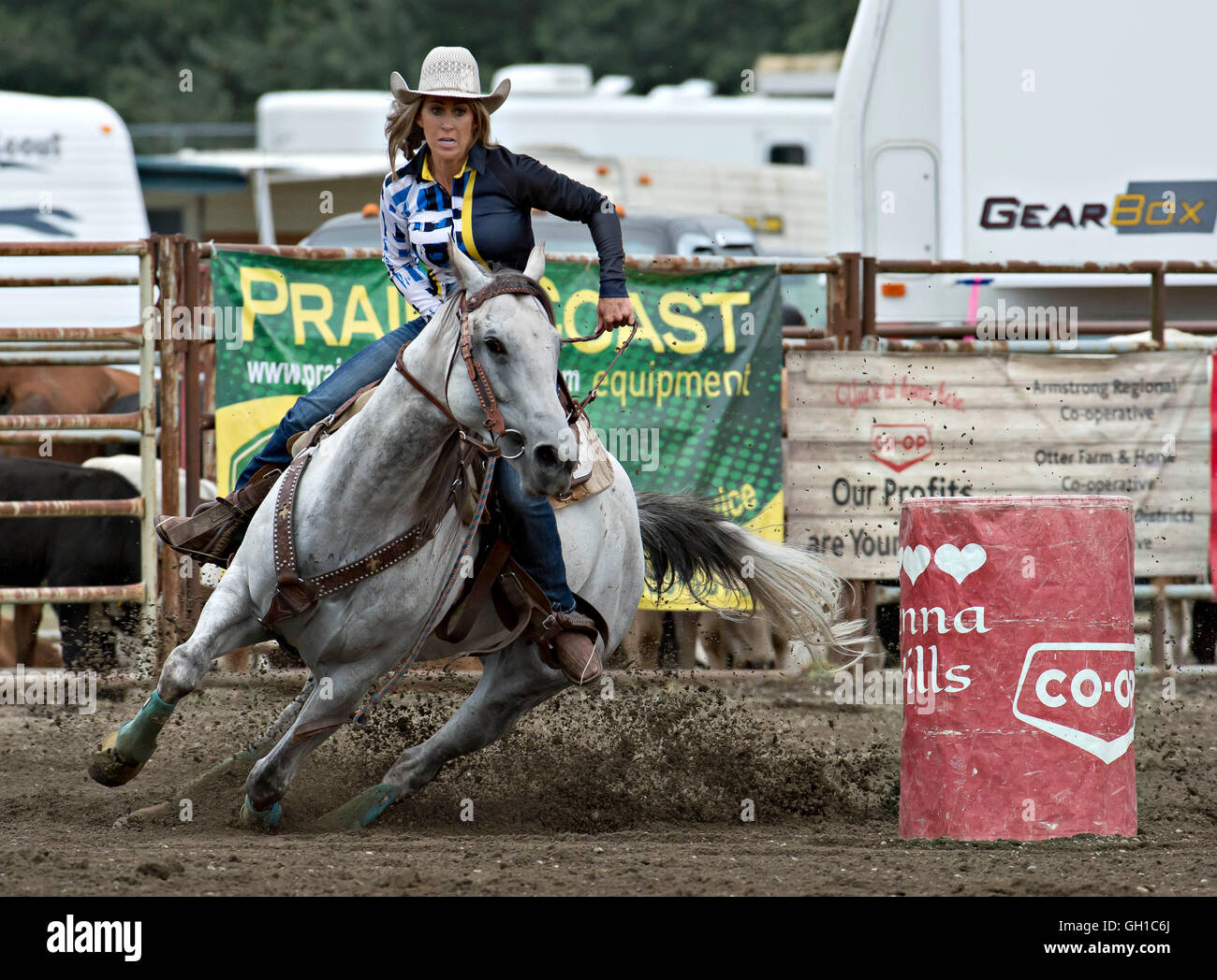 Vancouver, Vancouver. 7e août 2016. Un particates cowgirl dans les courses de barils au cours de la 144e foire de Chilliwack Chilliwack, en banlieue de Vancouver, le 7 août 2016. La 144e foire de Chilliwack a conclu dimanche. L'élément central de l'une des plus anciennes foires agricultral était son rodeo qui a fait partie de la foire depuis 51 ans attirer des cowboys et cowgirls de l'Ouest du Canada et des États-Unis pour participer à des événements traditionnels inspirés. Crédit : Andrew Soong/Xinhua/Alamy Live News Banque D'Images