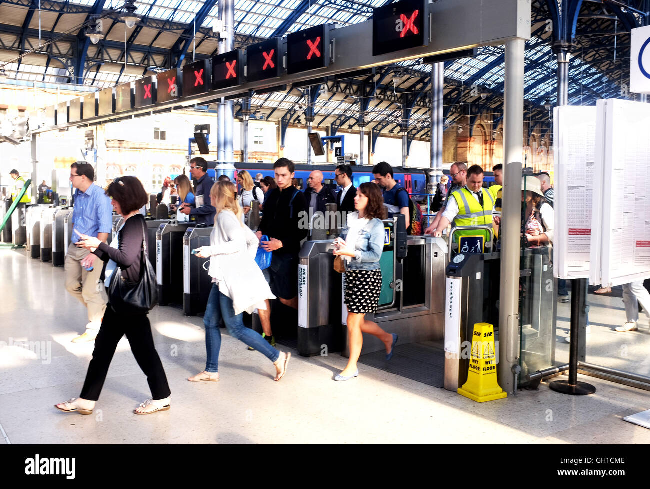 Brighton Sussex UK 8 août 2016 - Les passagers arrivent à la gare de Brighton en tant que membres de l'Union européenne de l'équipe de commencer leur cinq jours de grève plus d'un différend au sujet de prendre les trains sur l'orchestre Southern Rail Crédit : Simon Dack/Alamy Live News Banque D'Images