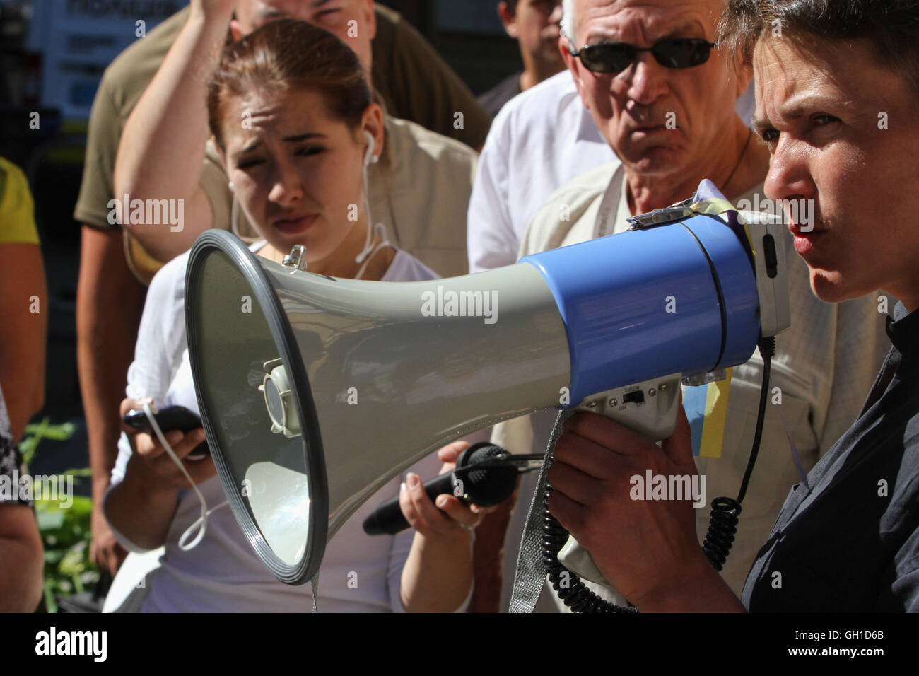 Kiev, Ukraine. 8 Août, 2016. Kiev, Ukraine. 8e août 2016. Législateur ukrainien NADIA SAVCHENKO comme ex-POW a un discours devant les manifestants. Les parents et les proches des soldats ukrainiens, capturé par les séparatistes pro-russes de Donetsk et Luhansk régions de l'Ukraine, rassemblement à l'avant du bureau présidentiel à Kiev avec la demande d'accélérer le processus d'échange de prisonniers, le 8 août 2016. Credit : ZUMA Press, Inc./Alamy Live News Banque D'Images