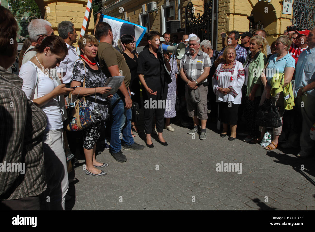 Kiev, Ukraine. 8 Août, 2016. Kiev, Ukraine. 8e août 2016. Législateur ukrainien NADIA SAVCHENKO comme ex-POW a un discours devant les manifestants. Les parents et les proches des soldats ukrainiens, capturé par les séparatistes pro-russes de Donetsk et Luhansk régions de l'Ukraine, rassemblement à l'avant du bureau présidentiel à Kiev avec la demande d'accélérer le processus d'échange de prisonniers, le 8 août 2016. Credit : ZUMA Press, Inc./Alamy Live News Banque D'Images