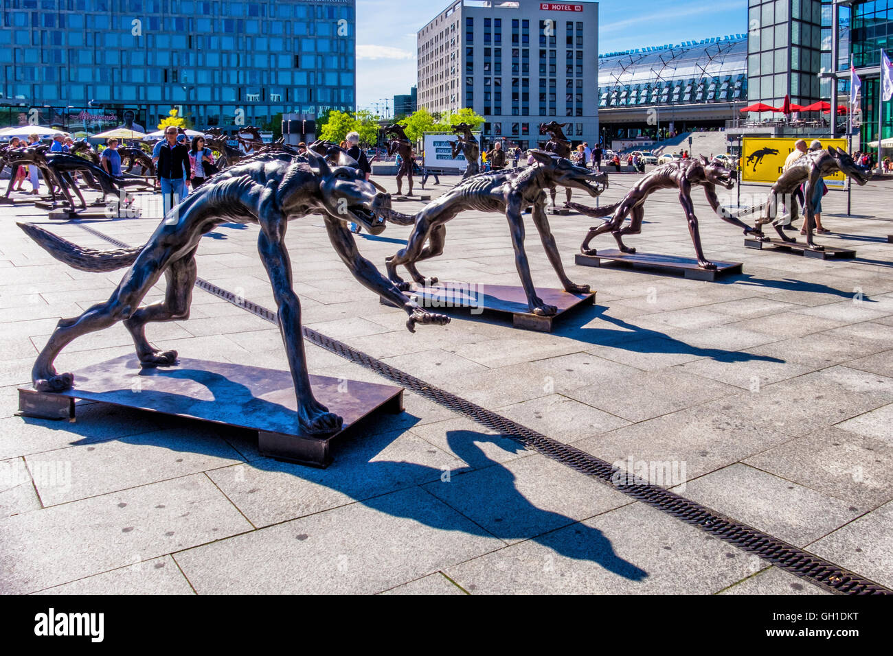 Berlin, Allemagne. 7 août 2016. Artiste, Rainer Opolka's a installé 66 Loup de bronze au Washington Square à l'entrée de la gare principale de Berlin. L'artiste tente de faire prendre conscience au public des dangers du racisme. Les récentes attaques violentes en Allemagne ont provoqué une réaction des groupes de droite qui sont anti-immigration de la Chancelière allemande Angela Merkel et le défi politique des réfugiés. L'artiste fait appel à la population à reconnaître la différence entre le terrorisme et les personnes qui fuient le terrorisme. Credit : Eden Breitz/Alamy Live News Banque D'Images Berlin, Allemagne. 7 août 2016. Artiste, Rainer Opolka's a installé 66 Loup de bronze au Washington Square à l'entrée de la gare principale de Berlin. L'artiste tente de faire prendre conscience au public des dangers du racisme. Les récentes attaques violentes en Allemagne ont provoqué une réaction des groupes de droite qui sont anti-immigration de la Chancelière allemande Angela Merkel et le défi politique des réfugiés. L'artiste fait appel à la population à reconnaître la différence entre le terrorisme et les personnes qui fuient le terrorisme. Credit : Eden Breitz/Alamy Live News Banque D'Images