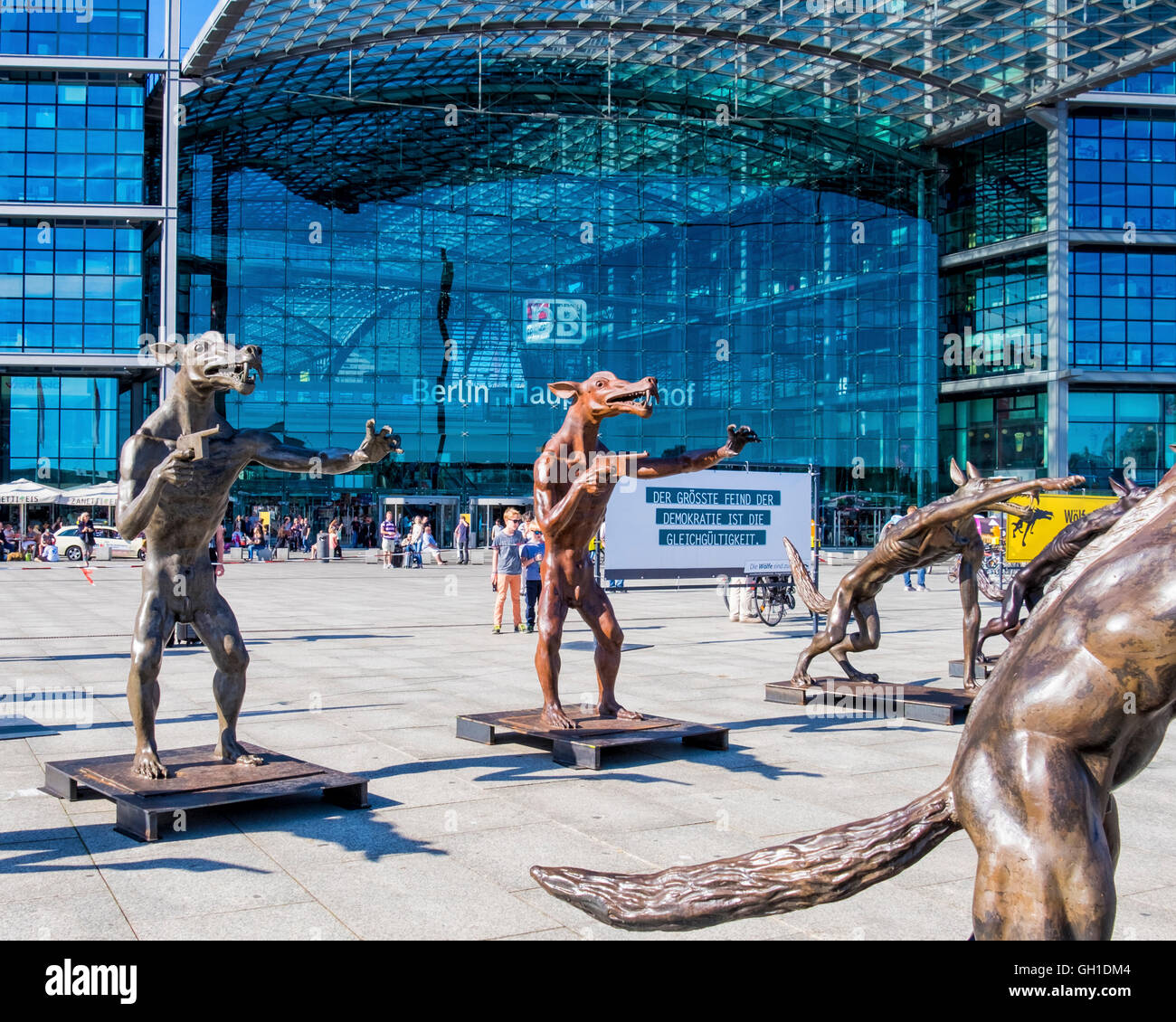 Berlin, Allemagne. 7 août 2016. Artiste, Rainer Opolka's a installé 66 Loup de bronze au Washington Square à l'entrée de la gare principale de Berlin. L'artiste tente de faire prendre conscience au public des dangers du racisme. Les récentes attaques violentes en Allemagne ont provoqué une réaction des groupes de droite qui sont anti-immigration de la Chancelière allemande Angela Merkel et le défi politique des réfugiés. L'artiste fait appel à la population à reconnaître la différence entre le terrorisme et les personnes qui fuient le terrorisme. Credit : Eden Breitz/Alamy Live News Banque D'Images Berlin, Allemagne. 7 août 2016. Artiste, Rainer Opolka's a installé 66 Loup de bronze au Washington Square à l'entrée de la gare principale de Berlin. L'artiste tente de faire prendre conscience au public des dangers du racisme. Les récentes attaques violentes en Allemagne ont provoqué une réaction des groupes de droite qui sont anti-immigration de la Chancelière allemande Angela Merkel et le défi politique des réfugiés. L'artiste fait appel à la population à reconnaître la différence entre le terrorisme et les personnes qui fuient le terrorisme. Credit : Eden Breitz/Alamy Live News Banque D'Images