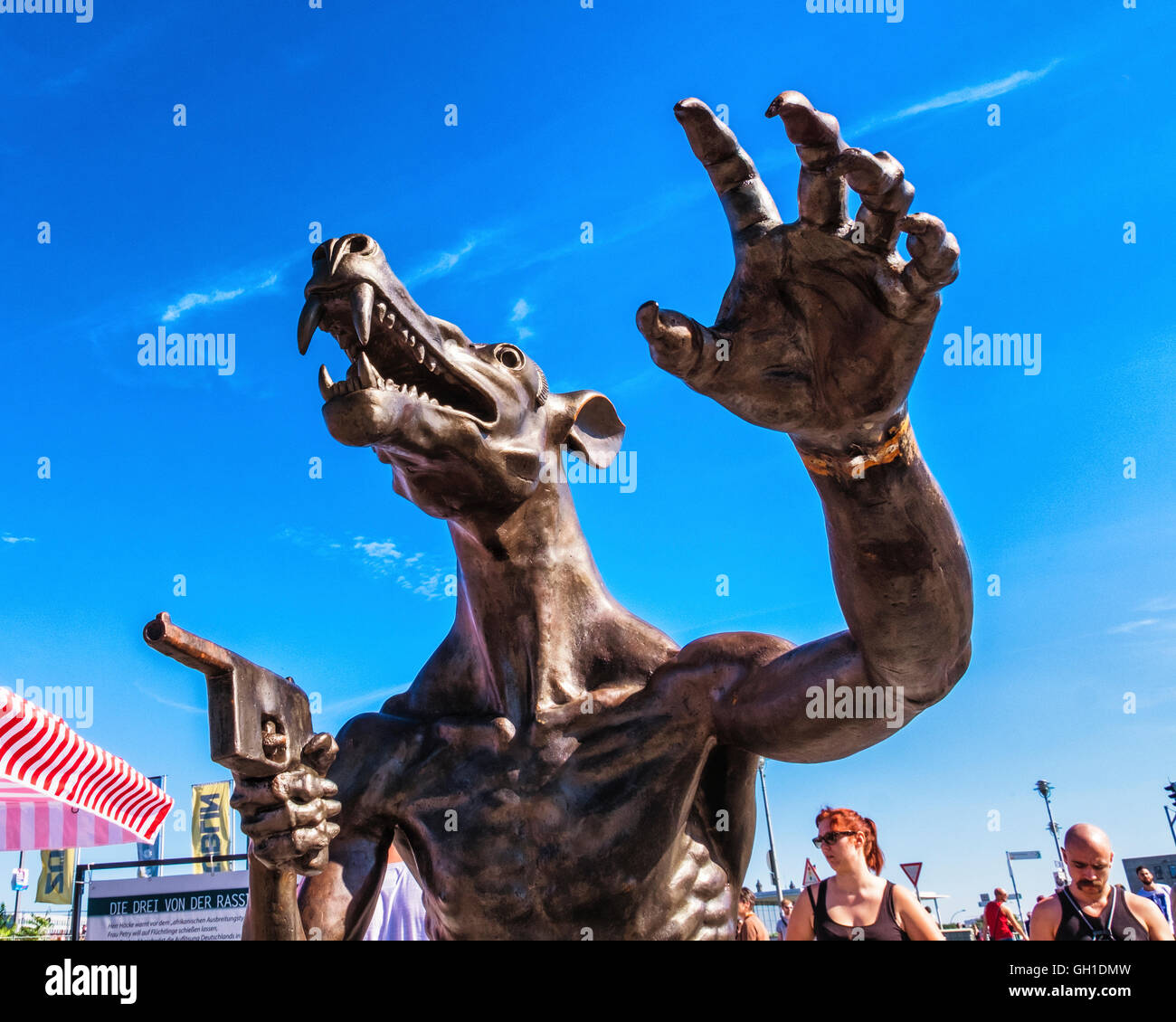 Berlin, Allemagne. 7 août 2016. Artiste, Rainer Opolka's a installé 66 Loup de bronze au Washington Square à l'entrée de la gare principale de Berlin. L'artiste tente de faire prendre conscience au public des dangers du racisme. Les récentes attaques violentes en Allemagne ont provoqué une réaction des groupes de droite qui sont anti-immigration de la Chancelière allemande Angela Merkel et le défi politique des réfugiés. L'artiste fait appel à la population à reconnaître la différence entre le terrorisme et les personnes qui fuient le terrorisme. Credit : Eden Breitz/Alamy Live News Banque D'Images Berlin, Allemagne. 7 août 2016. Artiste, Rainer Opolka's a installé 66 Loup de bronze au Washington Square à l'entrée de la gare principale de Berlin. L'artiste tente de faire prendre conscience au public des dangers du racisme. Les récentes attaques violentes en Allemagne ont provoqué une réaction des groupes de droite qui sont anti-immigration de la Chancelière allemande Angela Merkel et le défi politique des réfugiés. L'artiste fait appel à la population à reconnaître la différence entre le terrorisme et les personnes qui fuient le terrorisme. Credit : Eden Breitz/Alamy Live News Banque D'Images