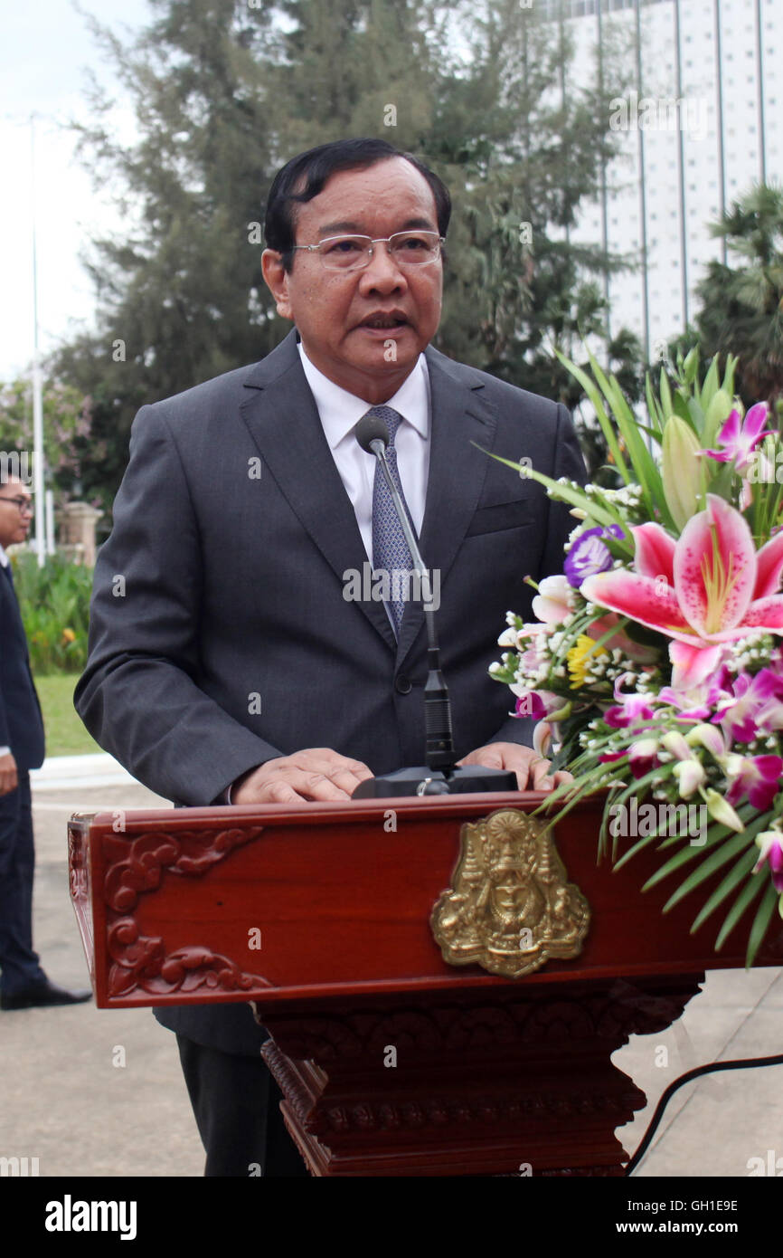 Phnom Penh, Cambodge. 8e août 2016. Le Ministre des affaires étrangères du Cambodge Prak Sokhonn parle au cours d'une cérémonie de levée du drapeau de l'ASEAN à Phnom Penh, Cambodge, le 8 août 2016. Cambodge hissé le drapeau de l'ASEAN à côté de son drapeau national du ministère des Affaires étrangères et de la coopération internationale le lundi pour commémorer le 49e anniversaire de la Journée de l'ANASE. © Sovannara/Xinhua/Alamy Live News Banque D'Images