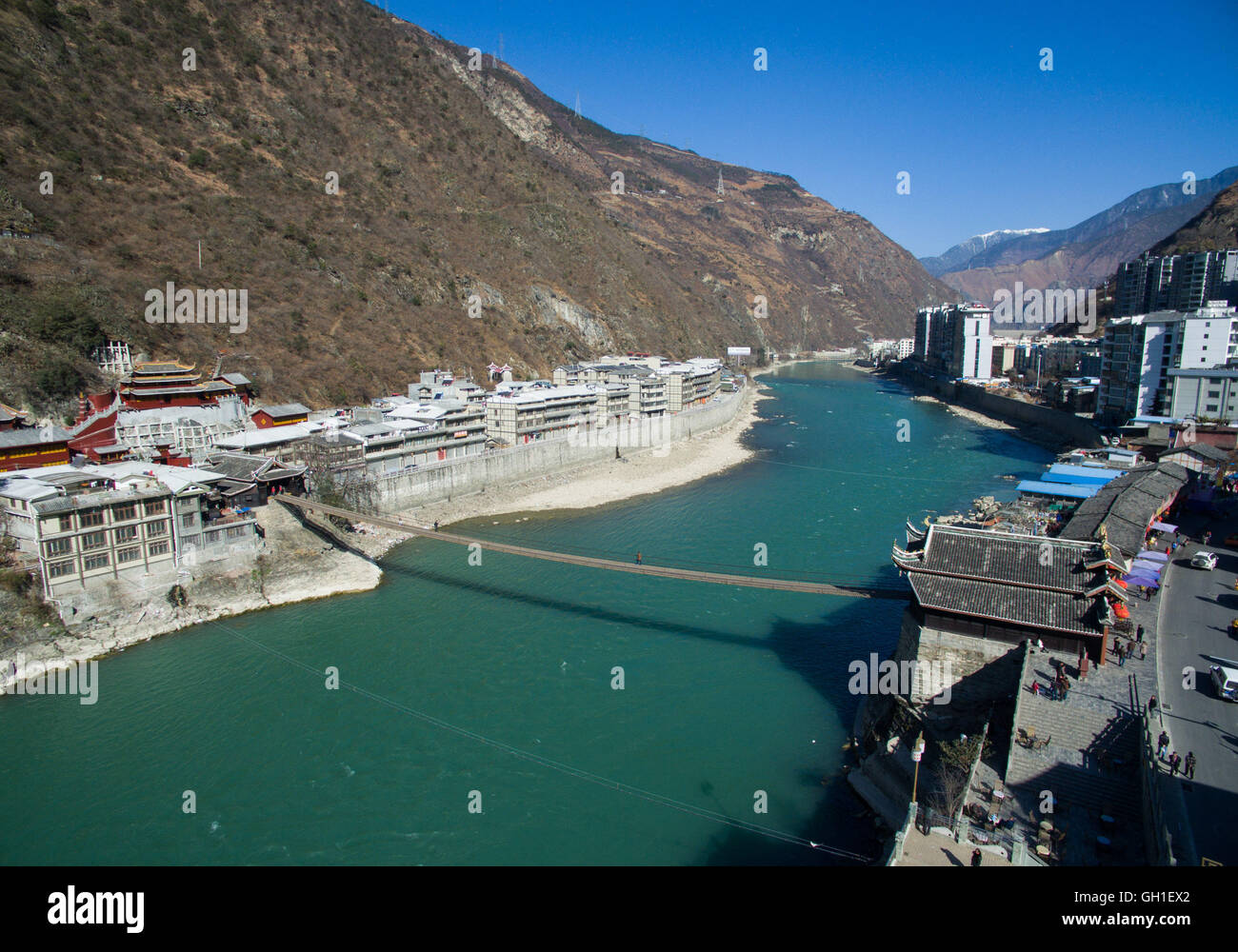 Chengdu. Mar 27, 2016. Photo prise le 27 mars 2016 présente la chaîne de fer Luding Pont sur la rivière Daduhe dans le comté de Luding, sud-ouest de la province chinoise du Sichuan. Luding Bridge, construit en 1705 dans la Dynastie des Qing (1644-1911), était un lieu important dans la longue marche de l'Armée Rouge. © Jiang Hongjing/Xinhua/Alamy Live News Banque D'Images