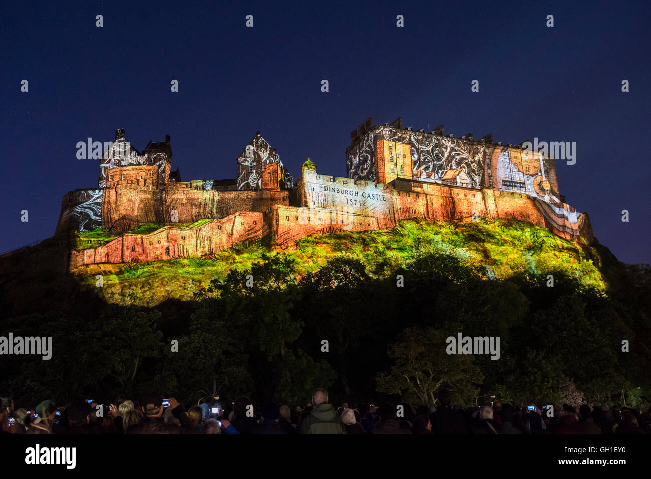 Edinburgh, Ecosse, Royaume-Uni. 7 Août, 2016. La lumière et les projections laser projetée sur la façade du château d'Édimbourg dans le cadre de l'événement d'ouverture Standard Life : temps profond spectacle pour le Festival International d'Édimbourg Crédit : Guillem Lopez/Alamy Live News Banque D'Images