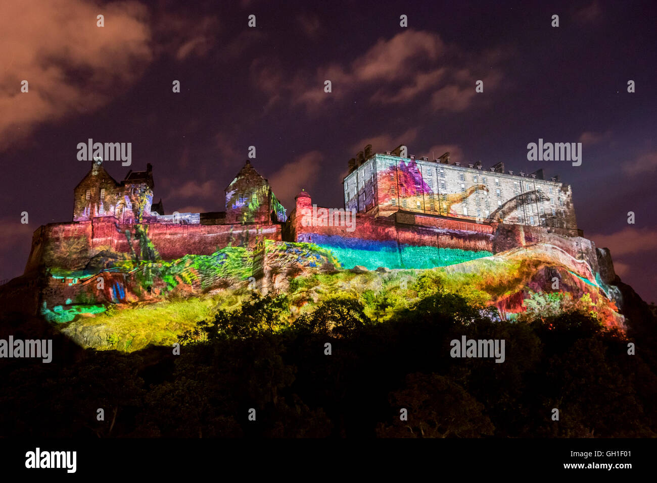 Edinburgh, Ecosse, Royaume-Uni. 7 Août, 2016. La lumière et les projections laser projetée sur la façade du château d'Édimbourg dans le cadre de l'événement d'ouverture Standard Life : temps profond spectacle pour le Festival International d'Édimbourg Crédit : Guillem Lopez/Alamy Live News Banque D'Images