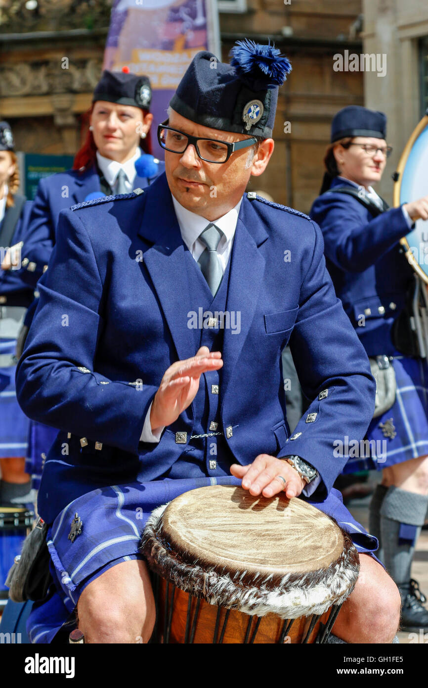 Glasgow, Ecosse, Royaume-Uni. Le 08 août, 2016. Le premier jour de 'Live' de la tuyauterie, un festival annuel de musique de cornemuse qui a eu lieu à divers endroits de la ville, plusieurs des participants internationaux pipe bands ont donné des concerts gratuits dans la région de George Square. L'événement se déroule sur 7 jours, comprend plus de 150 groupes à travers le monde et devrait attirer plus de 40 000 visiteurs supplémentaires à Glasgow. Credit : Findlay/Alamy Live News Banque D'Images