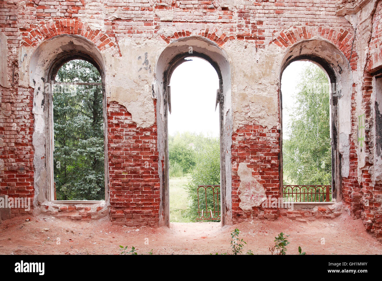 Vieille brique mur pays ruineuse avec porte et fenêtres Banque D'Images