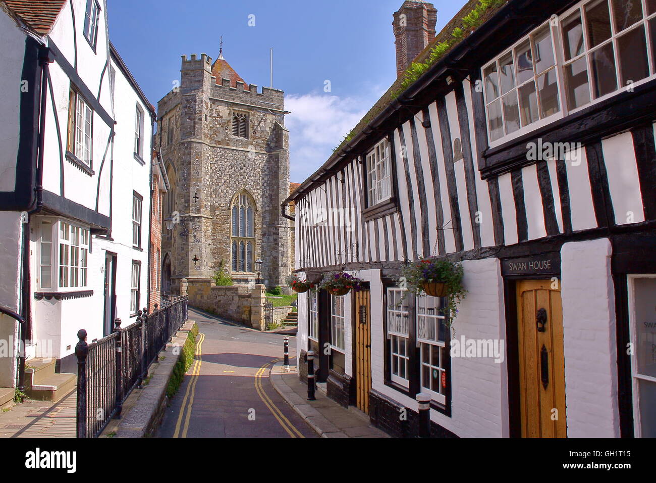 16e siècle encadrée à colombages et maisons de la cité médiévale avec l'église St Clément dans l'arrière-plan, Hastings, Sussex, Grande Bretagne Banque D'Images