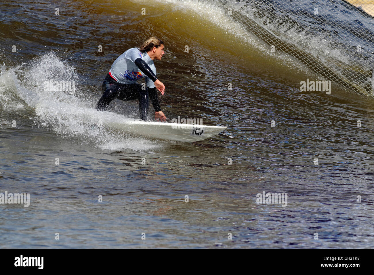 Surfer chez Red Bull concours Unleashed Snowdonia Surf Banque D'Images