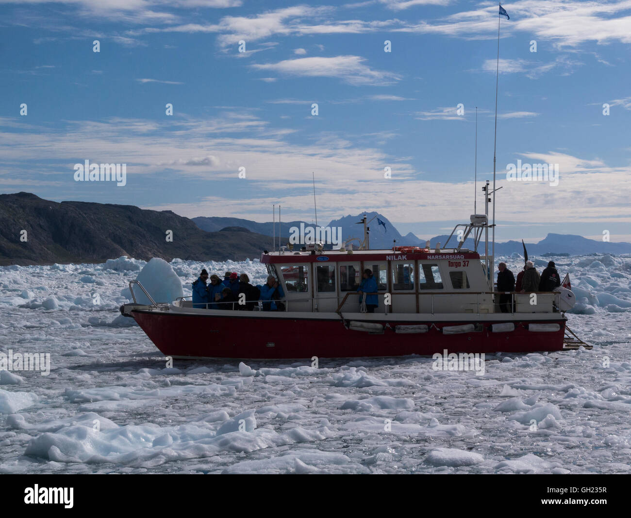 Petit bateau de tourisme navigation à travers les icebergs de glace fjord Tunulliarfik Fjord Qooroq le sud du Groenland, alimenté par l'inlandsis du Groenland impressionnant glacier view Banque D'Images