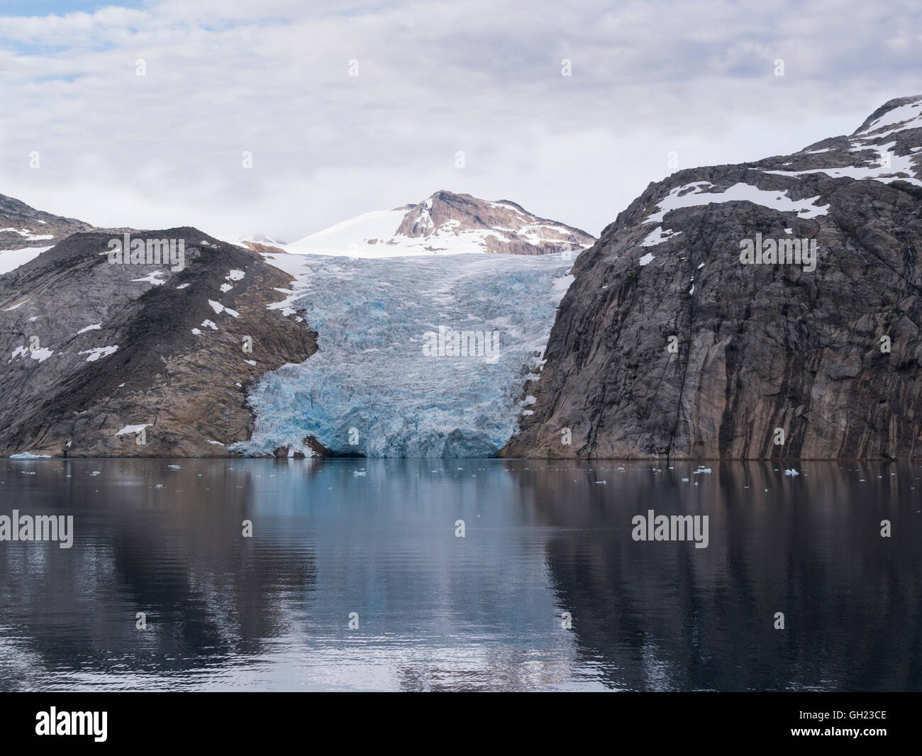 À bord de l'eau des glaciers Prins Christian Sund le sud du Groenland Sammisoq Archipel Cape Farewell eau calme sur beau jour Juin montagnes couvertes de neige Banque D'Images