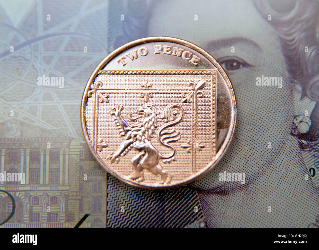 Deux pence coins sur vingt livre, Londres Banque D'Images