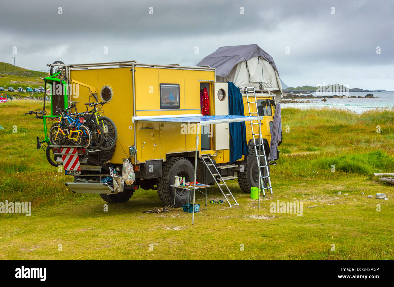 Grand camping-ex-militaires-van sur la plage en Norvège Banque D'Images