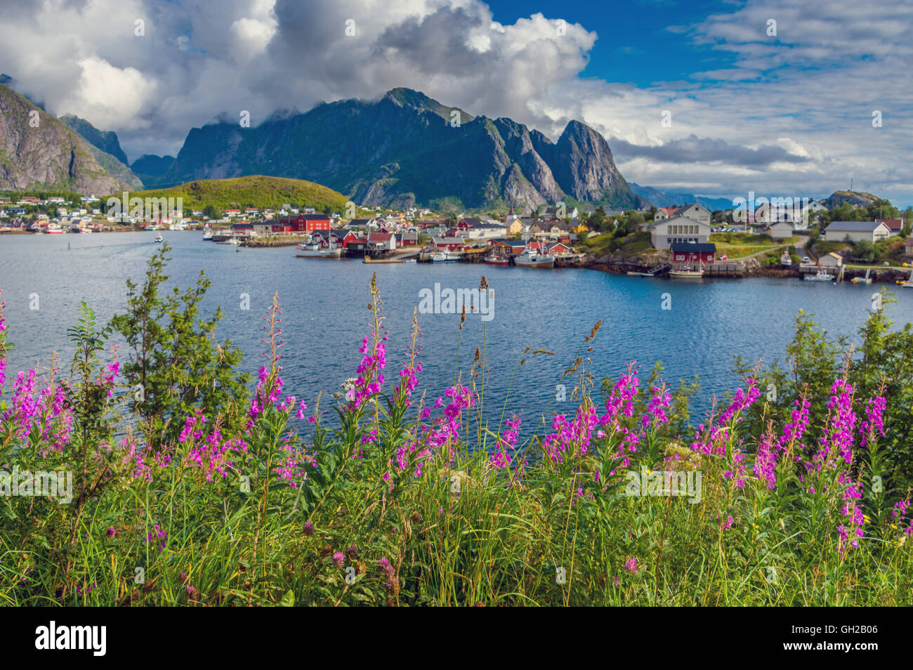 Reine, Lofoten, avec vue sur la mer et les montagnes environnantes Banque D'Images