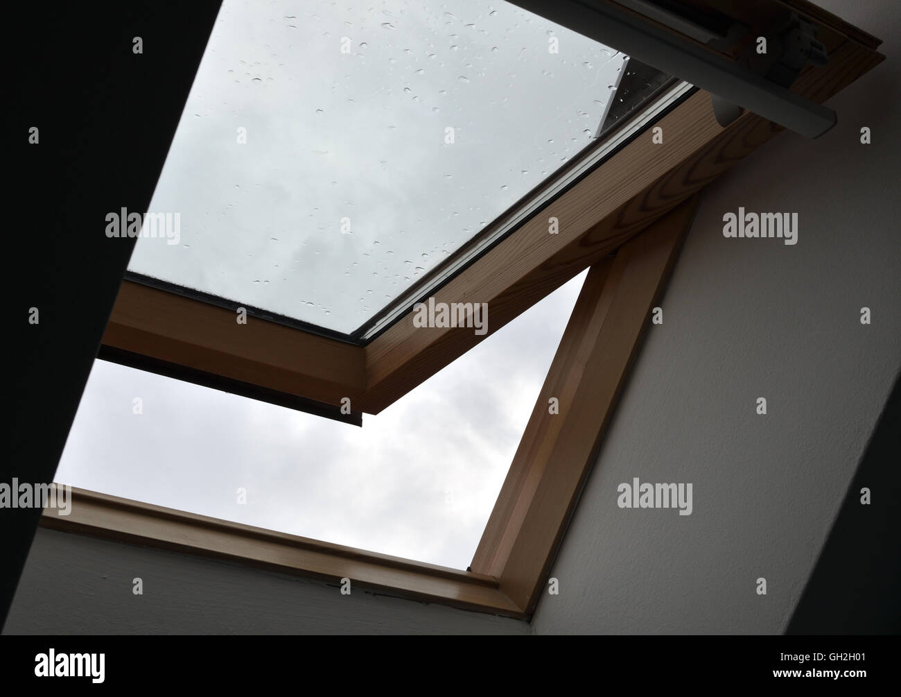 Fenêtre de toit ouvert, tourné de l'intérieur, en vue de l'ciel couvert sur  jour de pluie Photo Stock - Alamy