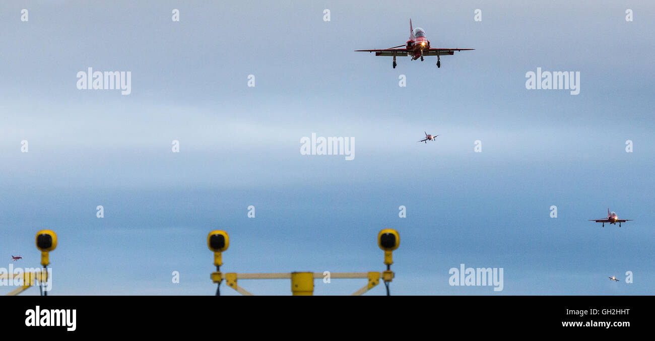 Cinq de l'équipe d'acrobatie aérienne de la RAF descendre dans l'aéroport John Lennon de Liverpool en préparation à l'Airshow de Blackpool. Banque D'Images