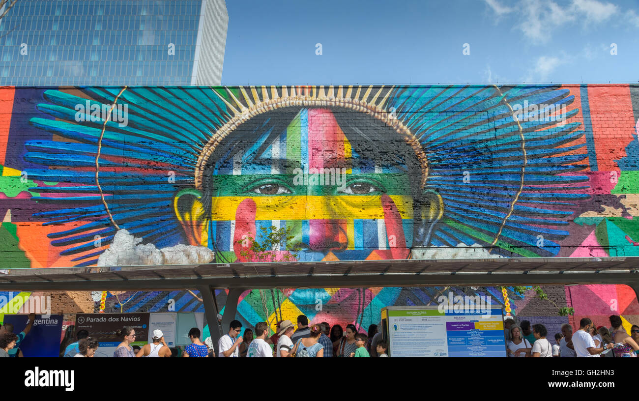 Intitulé "Nous sommes tous un", l'artiste brésilien Eduardo Kobra présente une murale colorée dans la zone portuaire de Rio de Janeiro Banque D'Images