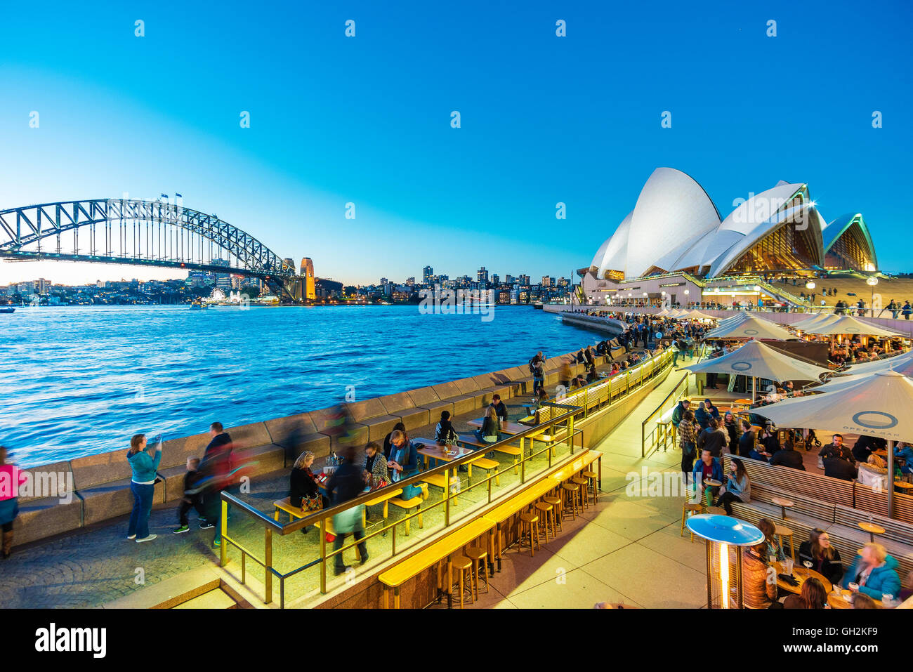 Les gens à manger restaurants en plein air du Circular Quay à Sydney, Australie Banque D'Images