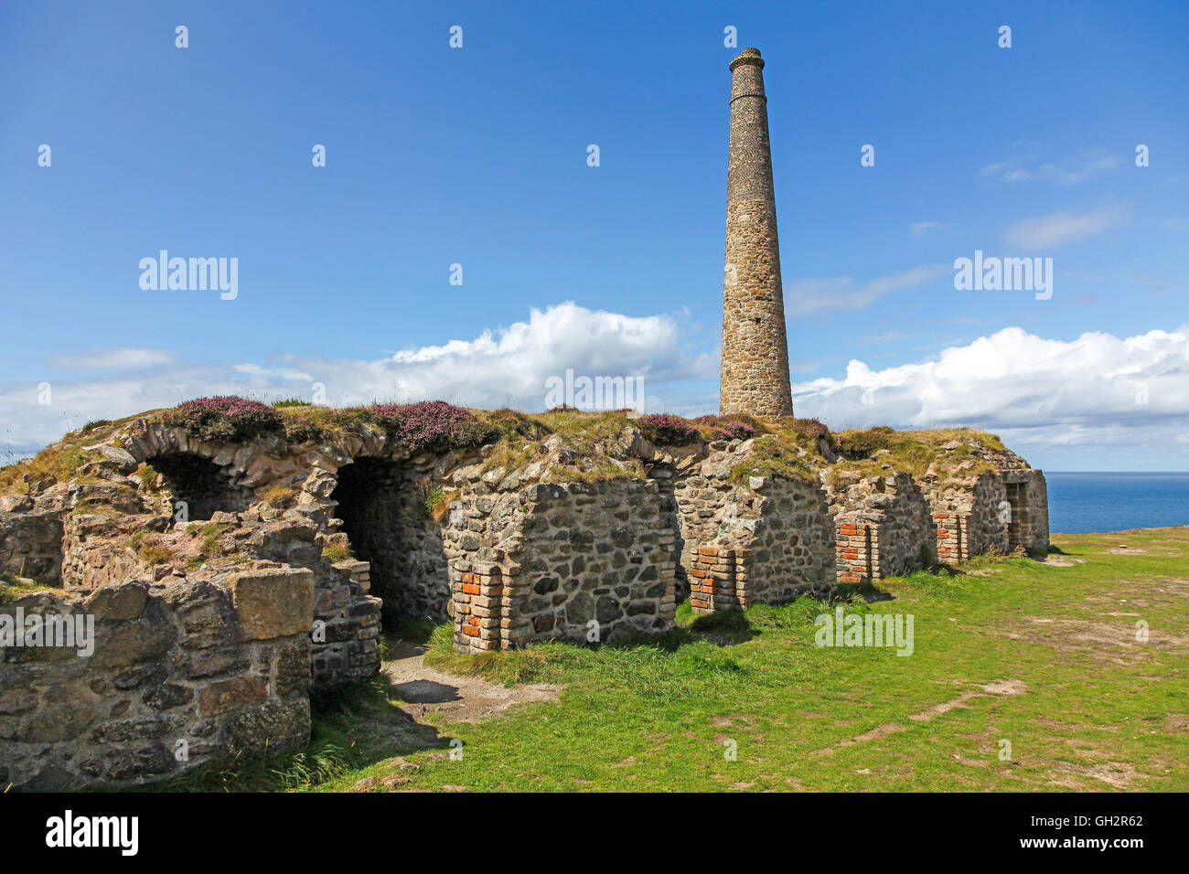 La cheminée, fours et vestiges de l'arsenic raffinage labyrinthe travaille à la mine Botallack Cornwall England UK Banque D'Images