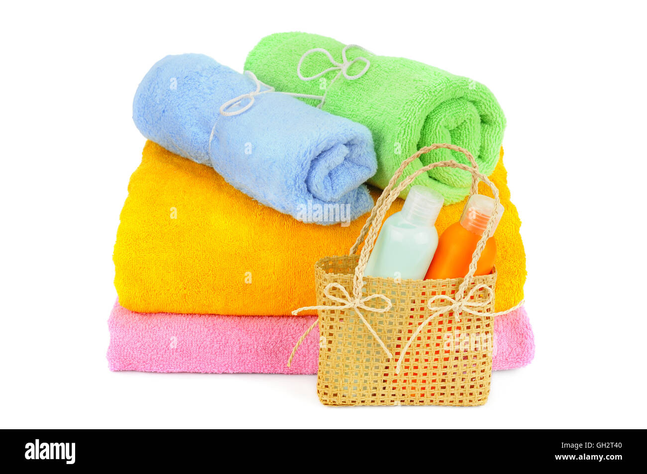 Serviettes et shampoing isolé sur fond blanc Banque D'Images