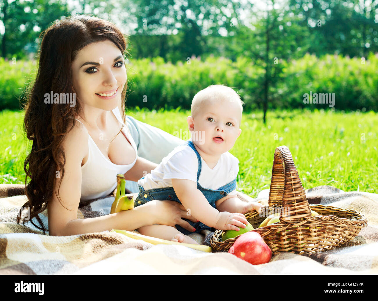 La Mere Et Son Bebe Un Pique Nique Dans Le Parc D Ete Photo Stock Alamy