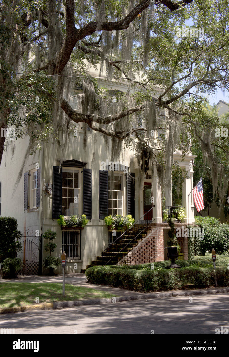 Accueil Historique de Savannah avec chênes centenaires et mousse. Banque D'Images