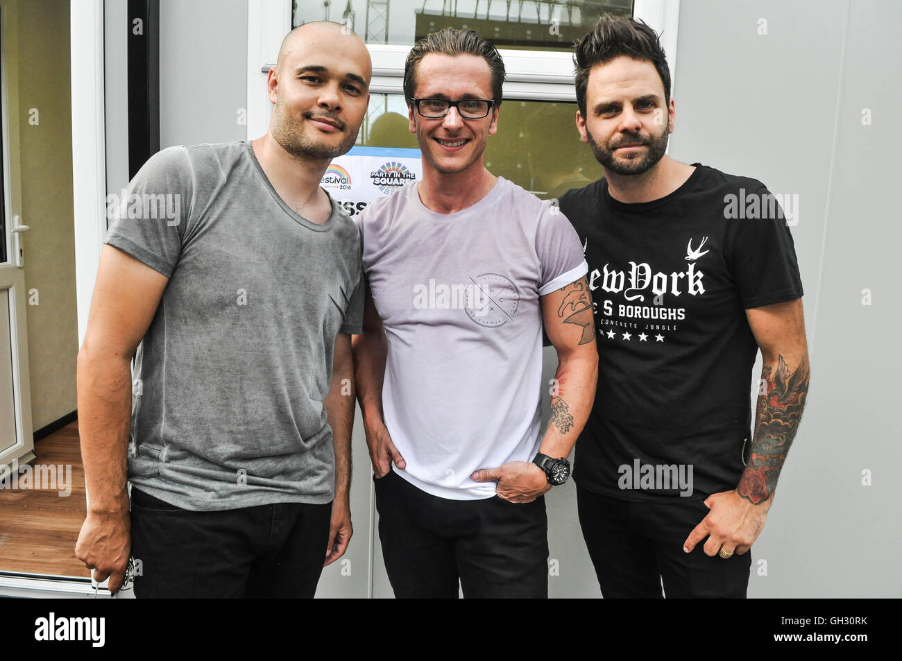 Sean Conlon, Scott Richardson et Ritchie Neville de pop 5ive posent pour une photo après leur performance à Custom House Square, dans le cadre de la Belfast Pride Festival 2016. Banque D'Images