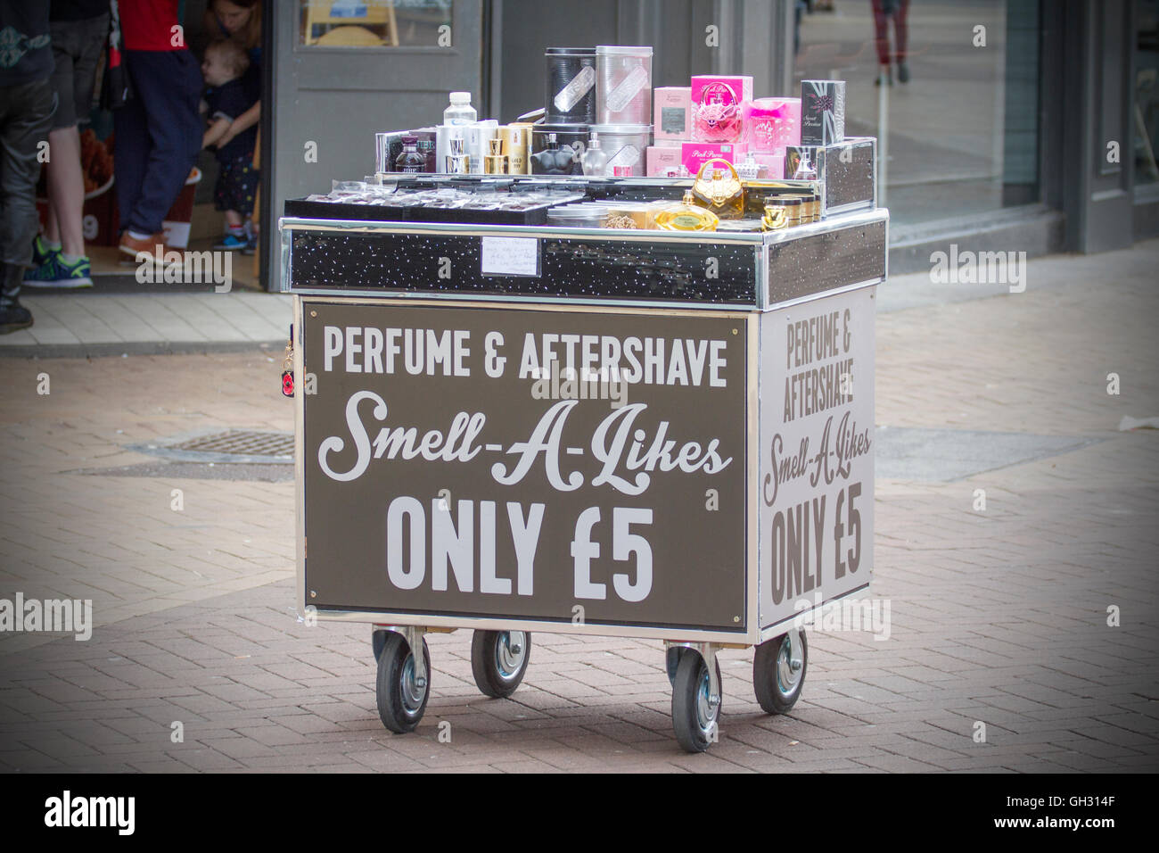Chariot Mobile de vente et l'après-rasage parfum odeur-a-aime seulement €5  Photo Stock - Alamy