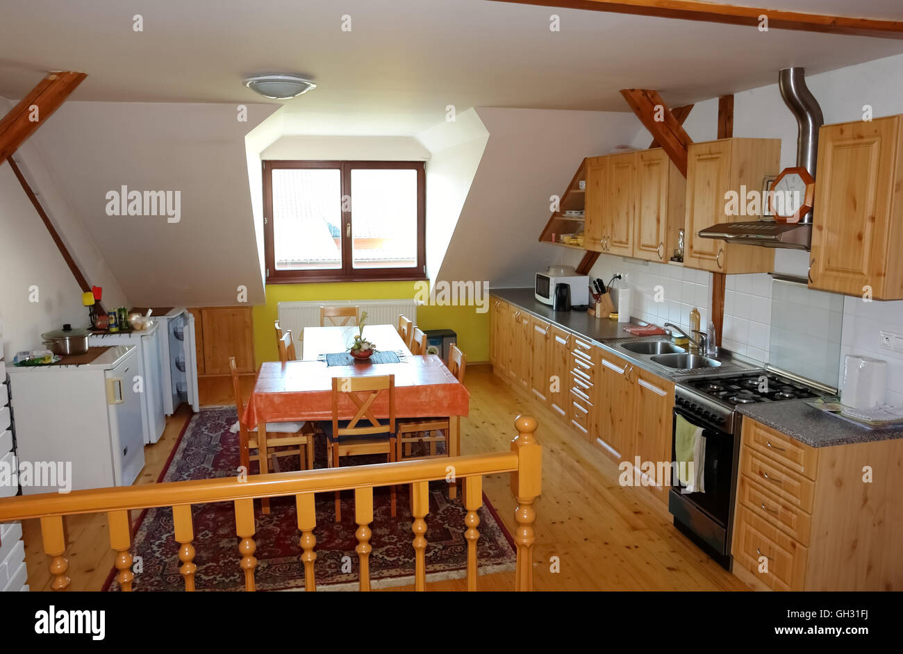 Lubica, Presov, Slovaquie - Juillet 07, 2016 : l'intérieur de grande cuisine avec table et chaises, fenêtre dans la chambre slovaque dans Lubica Banque D'Images