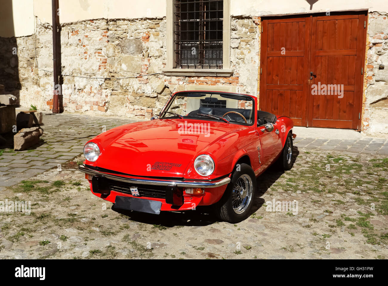 L'ancien rouge belle voiture historique la place du château. Banque D'Images