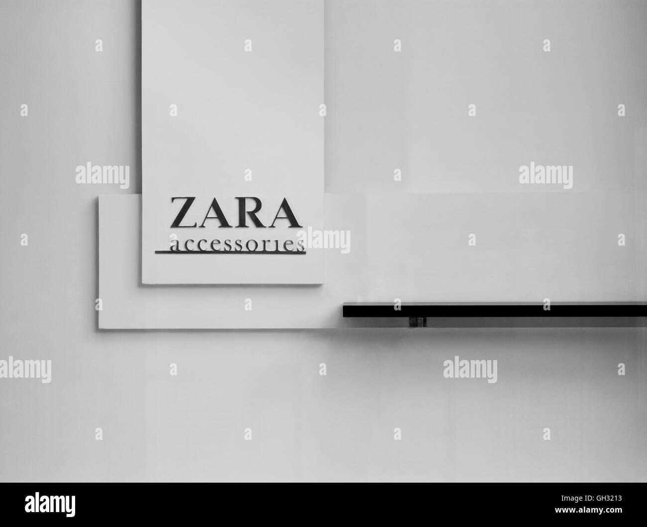 Vilnius, Lituanie - Août 07, 2016 : fragment de vitrine boutique Zara. C'est un détaillant de vêtements et espagnol basé à La Corogne, Galice. Banque D'Images