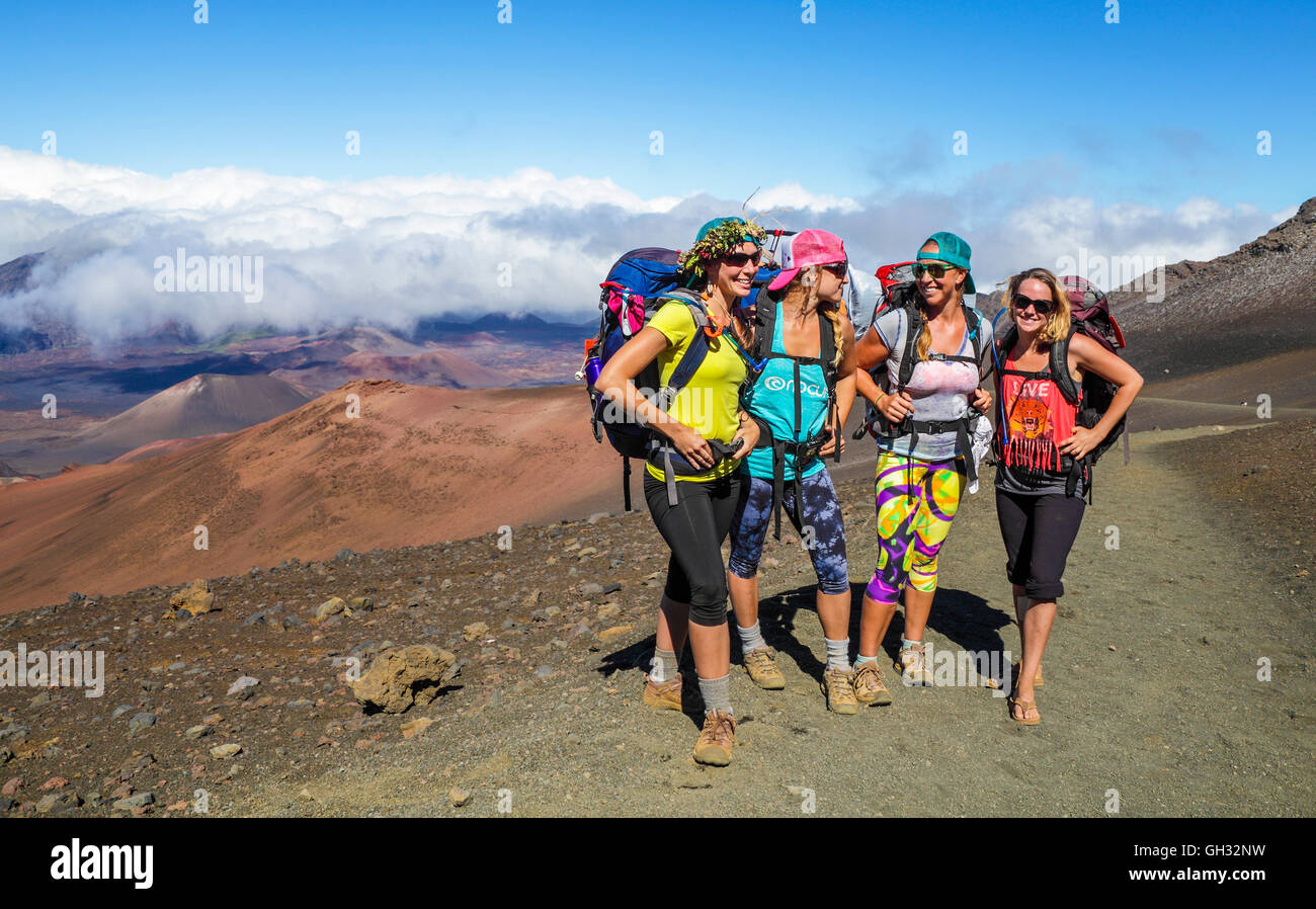 Backpackers sur la piste des sables bitumineux à l'Haleakala National Park Banque D'Images
